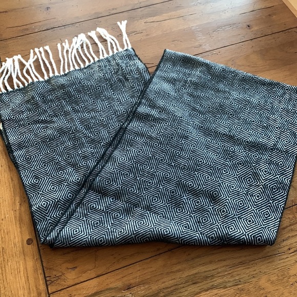 Black and White Diamond Geometric Pattern Italian Design Knit Scarf with Tassels - Picture 1 of 4